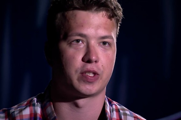 Roman Protasevici, bătut și amenințat, apare într-un interviu în care îl laudă pe Lukaşenko. Este plin de vânătăi și izbucnește în plâns